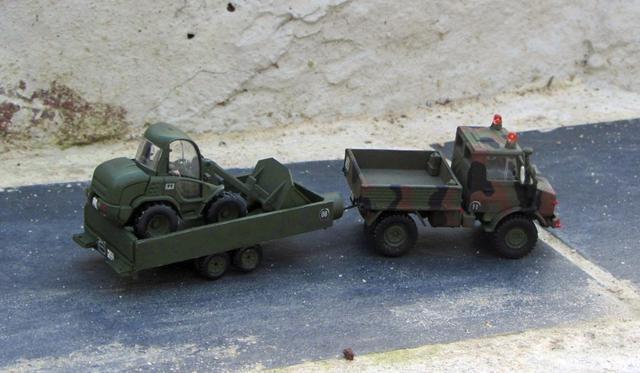 Unimog 1300 K mit Frontlader auf Anhänger
