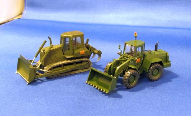 Schweres Erdbewegungsgerät auf Kette und Rad