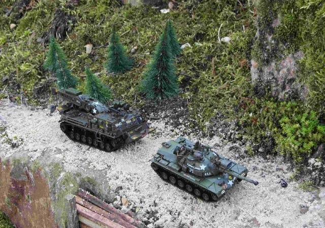 Schwerer Schlepp- und Bergepanzer M51 Ausführung USMC von 1958 und M67 A2 Flammenwerfer USMC von 1966