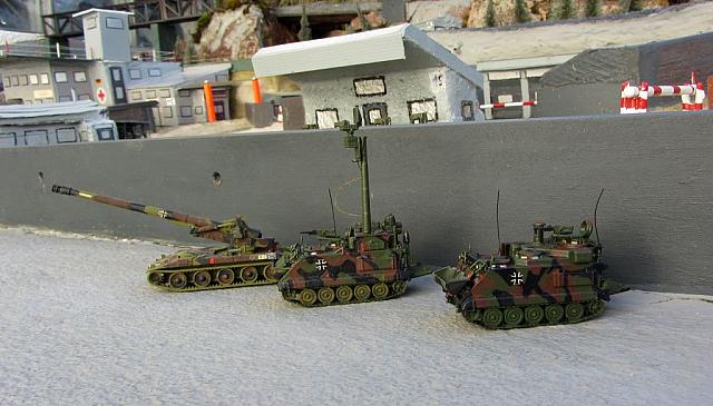 M110 A2 sFH 203mm Bundeswehr 1985 und 2 Begleitpanzer aus der M113er Serie