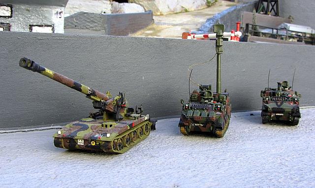 M110 A2 sFH 203mm Bundeswehr 1985 und 2 Begleitpanzer aus der M113er Serie