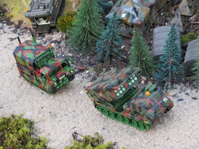 Raketenwerfer MLRS MARS Bundeswehr 1990 und Prototyp M548 A1 G mit Kofferaufbau Bundeswehr 1990