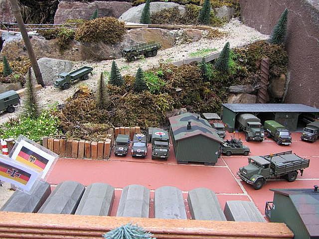 Bundeswehrfahrzeuge im Übungsgelände