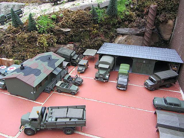 Bundeswehrfahrzeuge im Übungsgelände