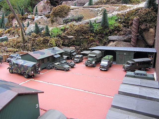 Bundeswehrfahrzeuge im Übungsgelände