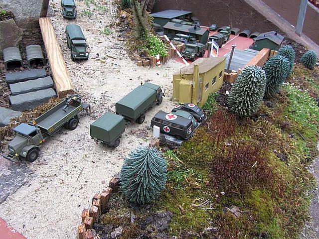 Bundeswehrfahrzeuge im Übungsgelände