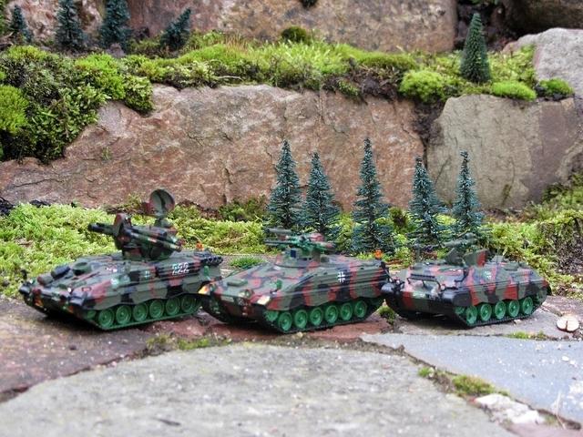 Links: Flugabwehrraketenpanzer Roland, Mitte: Schützenpanzer Marde1 A3,  Rechts: Jagdpanzer Jaguar