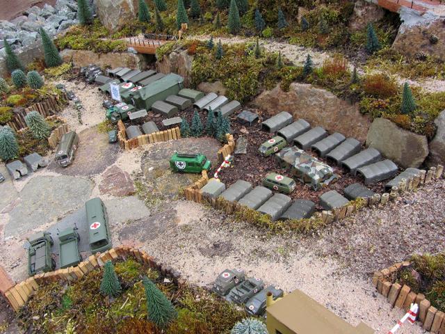 Sanitätsfahrzeuge der Bundeswehr im Gelände
