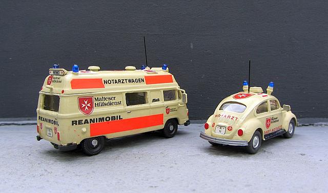 Hanomag-Henschel Kastenwagen als MHD Rettungswagen und VW Käfer 1300 als MHD Notarzteinsatzfahrzeug von 1974