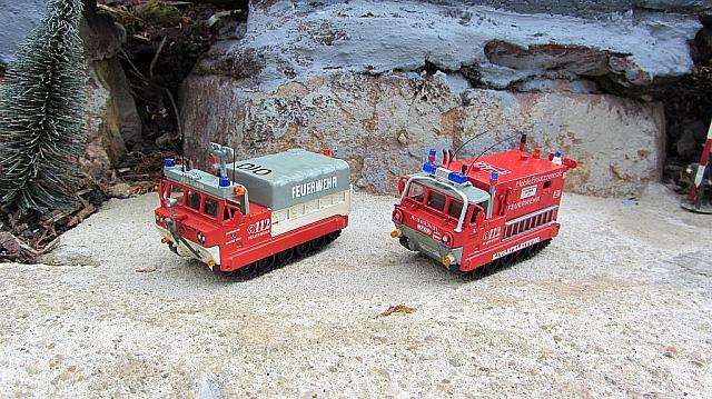 2x M548 A1 Kofferaufbau Einsatzleitung der Feuerwehr und M548 A1 Feuerwehrpanzer mit Pritsche und Plane von 1990