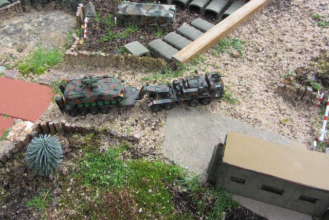 Bundeswehrfahrzeuge im Gelände 2000