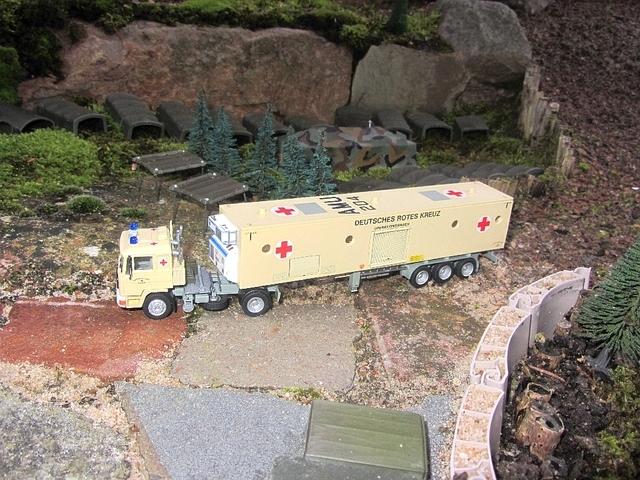 MAN Typ 26.320 Sattelzug mit 40ft Container DRK Sonderfahrzeug von 2002