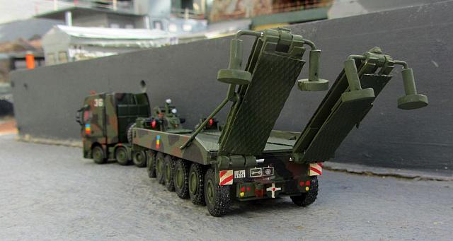 Der Schwerlasttransporter bis 80 Tonnen mit Zugmaschine MAN TGX GX der NATO
