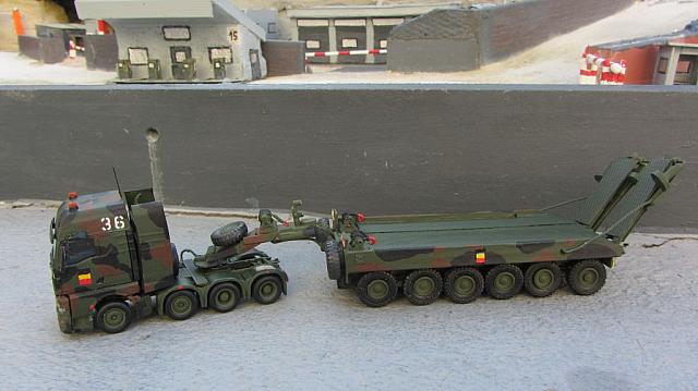 Der Schwerlasttransporter bis 80 Tonnen mit Zugmaschine MAN TGX GX der NATO