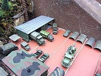 Bundeswehrfahrzeuge im Übungsgelände